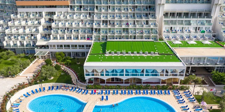 Dovolená v Rabacu na Istrii: 4* hotel u pláže, snídaně, polopenze či all inclusive, bazénový komplex