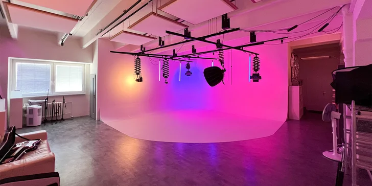 Pronájem profesionálně vybaveného Ateliéru Nekonečno pro foto/video produkci