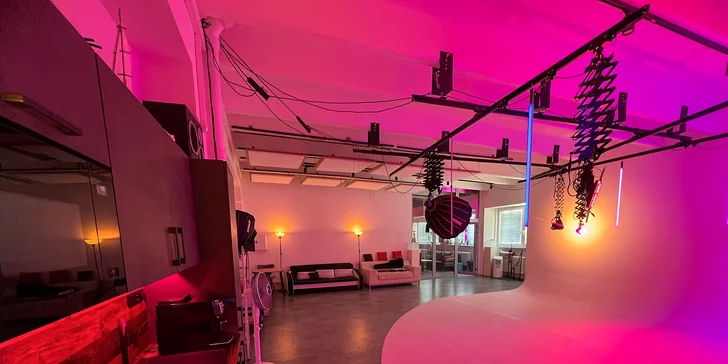 Pronájem profesionálně vybaveného Ateliéru Nekonečno pro foto/video produkci