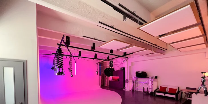 Pronájem profesionálně vybaveného Ateliéru Nekonečno pro foto/video produkci