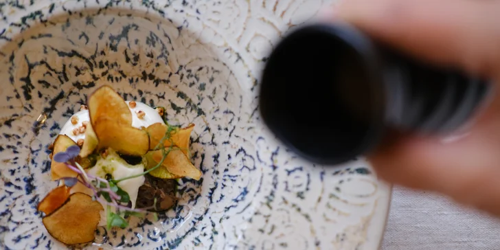 5chodové menu v luxusní zahradní restauraci v centru Prahy pro 1 nebo 2 osoby