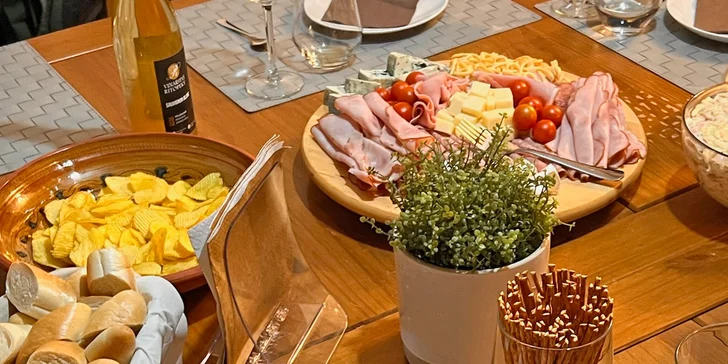 Celovečerní řízená degustace 8 vín v Lednicko-valtickém areálu i studený raut