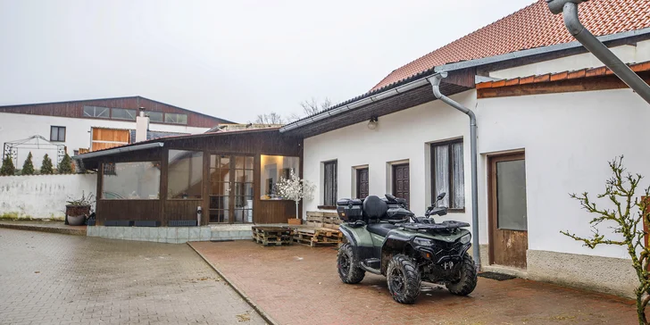 Příjemný penzion nedaleko Karlštejna se snídaní, saunou a koňmi