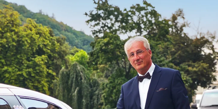 Jízda limuzínou na 1-3 hodiny: zážitek až pro 8 osob, láhev sektu v ceně