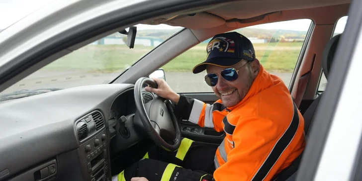 Kurzy pro řidiče: parkování, jízda s přívěsem či autem z roku 1990 i pravostranné řízení