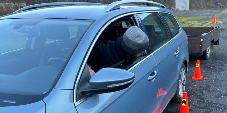 Kurzy pro řidiče: parkování, jízda s přívěsem či autem z roku 1990 i pravostranné řízení