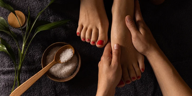 Kompletní mokrá pedikúra s lakováním nebo odolným Shellacem