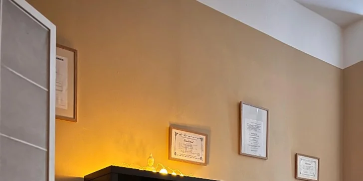 Netradiční masáž zad s drbáním nebo manuální lymfatická masáž