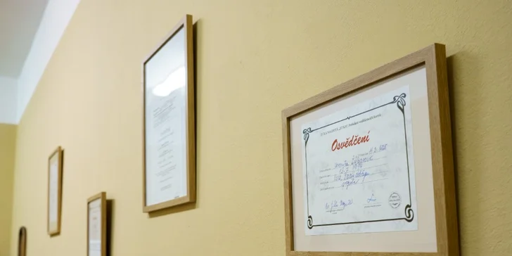 Netradiční masáž zad s drbáním nebo manuální lymfatická masáž