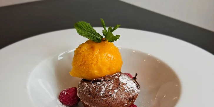 5chod. degustační menu pro dva: tatarák, šafránové risotto i čokoládový fondant