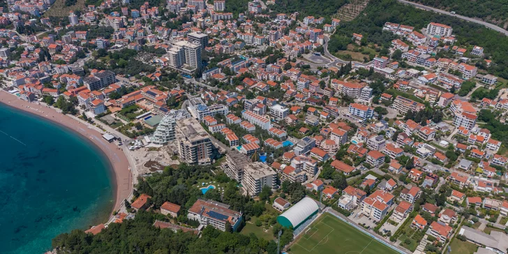 Přímořská pohoda v Černé Hoře: apartmány kousek od pláže i venkovní bazén