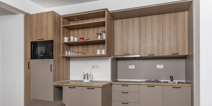 Apartmány nedaleko Sveti Stefan: venkovní bazén, super poloha kousek od moře