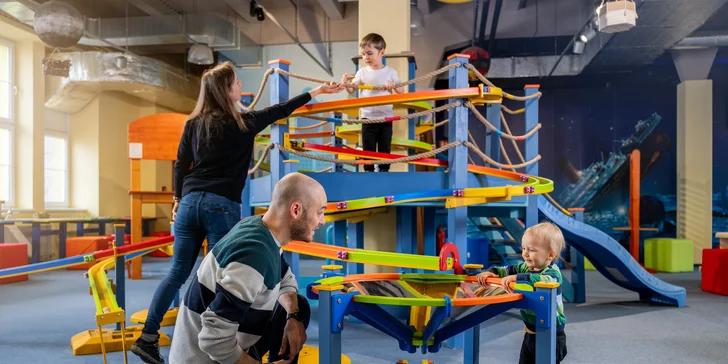 Zabavte své ratolesti: vstup do iQPARKu pro dospělé a děti a plyšový RobiQ k tomu
