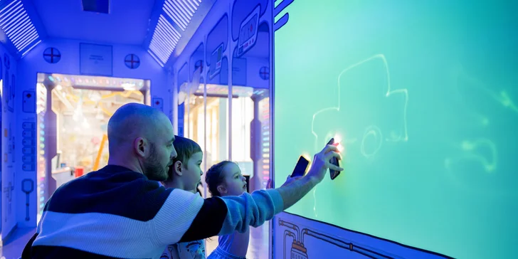 Zabavte své ratolesti: vstup do iQPARKu pro dospělé a děti a plyšový RobiQ k tomu