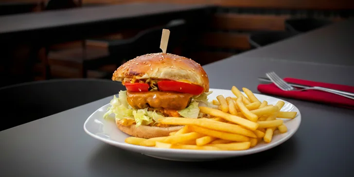 Potěšte své chuťové buňky: poctivý hovězí burger Klasik v Plzni pro 1 i 2