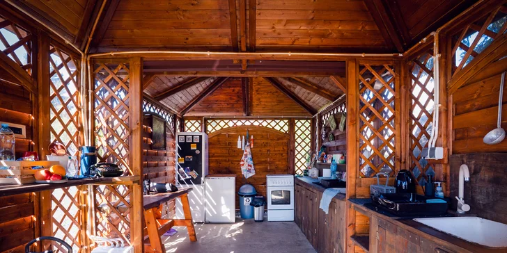 Glamping v polských Krkonoších: stanové městečko nedaleko Jelení Hory, výlety do přírody