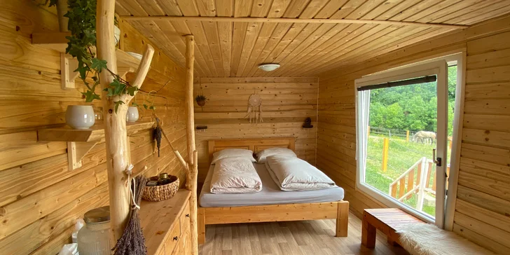 Pobyt mezi zvířátky na ranči: karavan, chatka či maringotka, mini zoo, koně a možnost snídaní