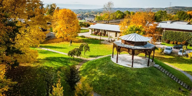 Půvabný hotel v historickém parku nedaleko Krakova se snídaní nebo polopenzí