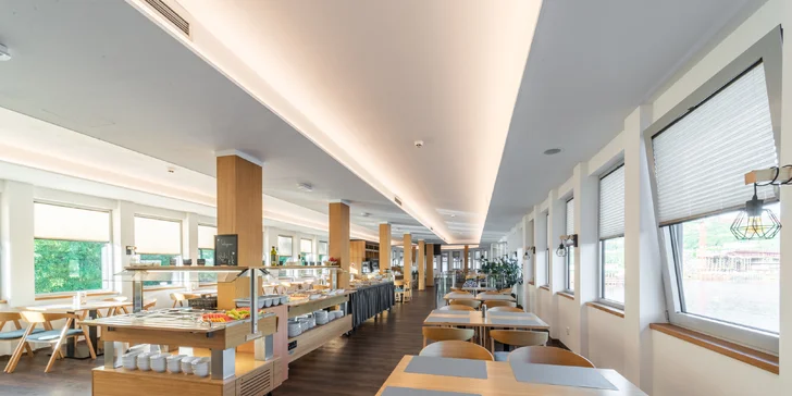 Botel Racek: vánoční menu i silvestrovský raut s neomezenou konzumací v Praze