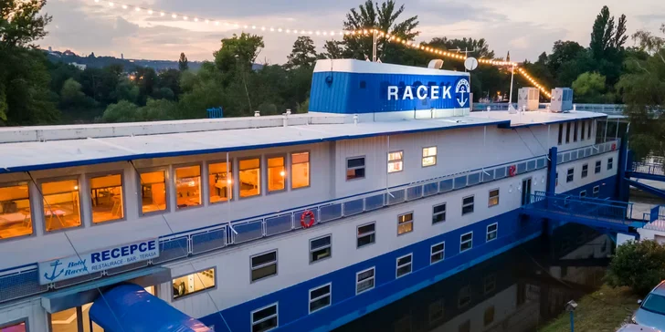 Botel Racek: vánoční menu i silvestrovský raut s neomezenou konzumací v Praze