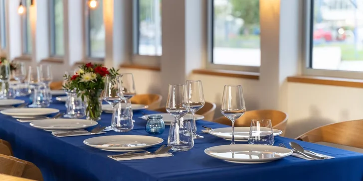 Botel Racek: vánoční menu i silvestrovský raut s neomezenou konzumací v Praze