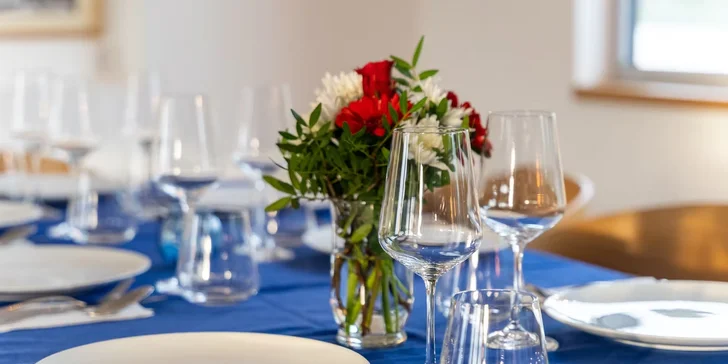 Botel Racek: vánoční menu i silvestrovský raut s neomezenou konzumací v Praze