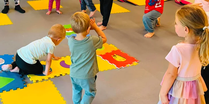 Hravé lekce angličtiny a pohybu: pro rodiče s dětmi od 6 měsíců, 2–⁠⁠⁠⁠⁠⁠15 lekcí