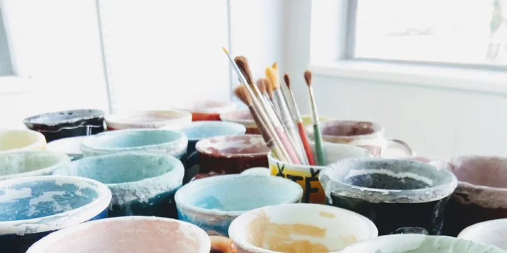 Malování keramiky Maříž: vytvořte si hrníček nebo misku a ozdobte je vlastní fantazií