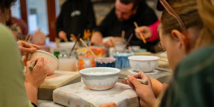 Malování keramiky Maříž: vytvořte si hrníček nebo misku a ozdobte je vlastní fantazií