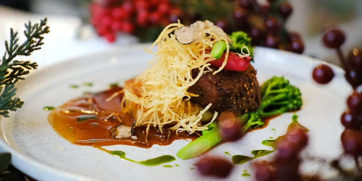 5chodové menu v luxusní zahradní restauraci v centru Prahy pro 1 nebo 2 osoby