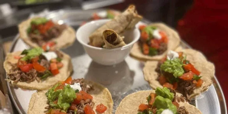 Vstup na show Mexico: Magická noc s celovečerním programem, drinkem a rautem