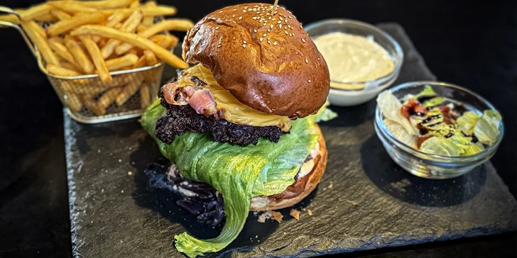 Brdský burger z regionálního hovězího masa, hranolky a pivo pro 1 i 2 osoby