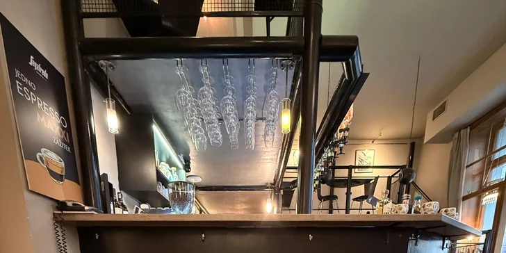 Připijte si na zdraví: osvěžující koktejl pro 1 i 2 osoby v kavárně s galerií