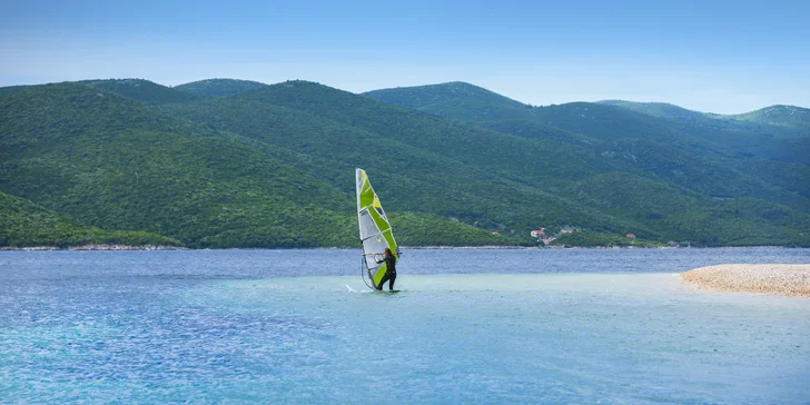 Slunný pobyt v Dalmácii: hotel přímo u moře, strava a bazén