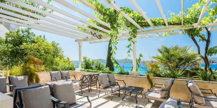 Slunný pobyt v Dalmácii: hotel přímo u moře, strava a bazén