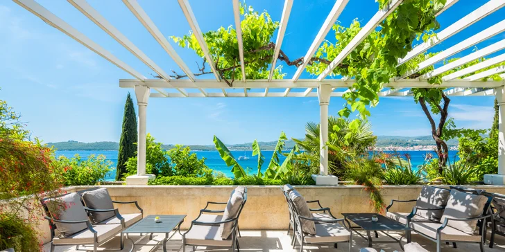 Slunný pobyt v Dalmácii: hotel přímo u moře, strava a bazén