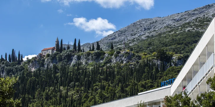 Slunný pobyt v Dalmácii: hotel přímo u moře, strava a bazén