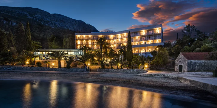 Slunný pobyt v Dalmácii: hotel přímo u moře, strava a bazén