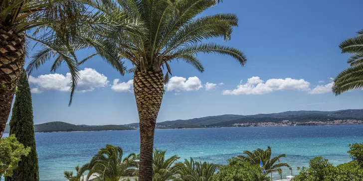 Slunný pobyt v Dalmácii: hotel přímo u moře, strava a bazén