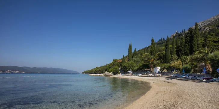 Slunný pobyt v Dalmácii: hotel přímo u moře, strava a bazén