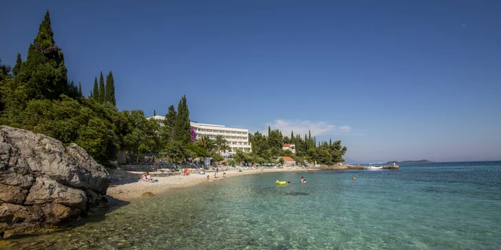 Slunný pobyt v Dalmácii: hotel přímo u moře, strava a bazén