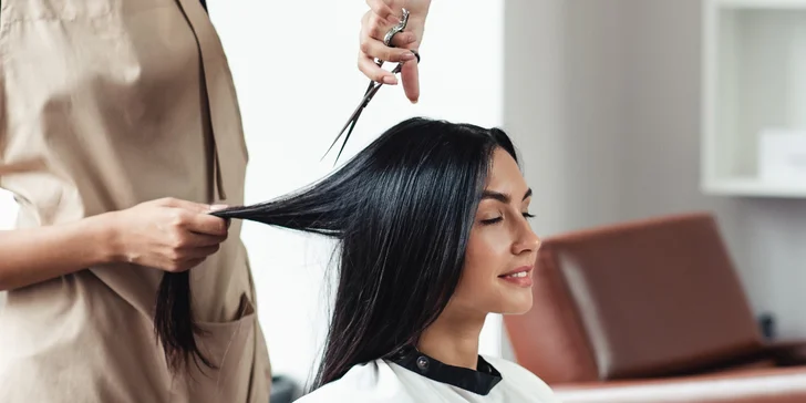 Brazilský keratin nebo intenzivní výživa vlasů pro lesk a sílu vlasů včetně střihu
