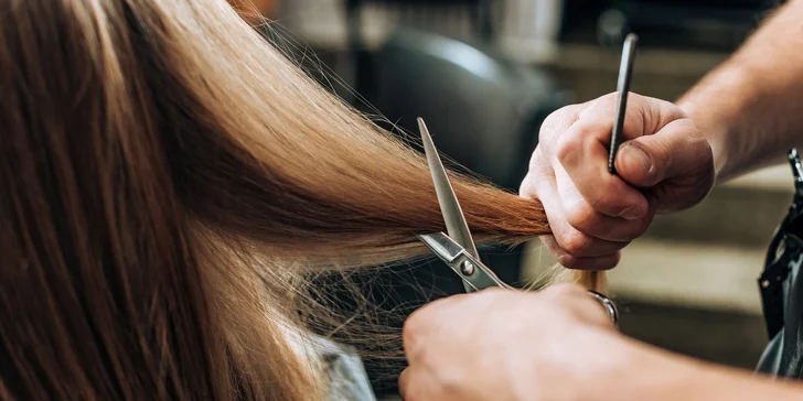 Brazilský keratin nebo intenzivní výživa vlasů pro lesk a sílu vlasů včetně střihu