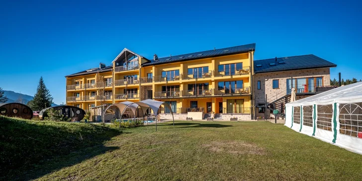 Stylové apartmány na Liptově: strava, výhled na hory i wellness v hobitích domečcích