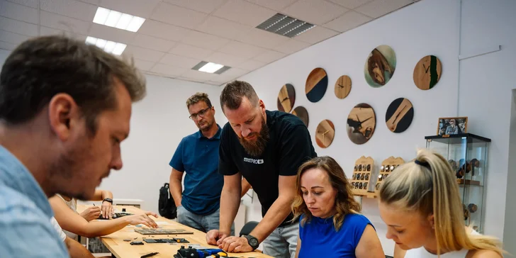 Workshop výroby hodinek TimeWood pro 1 nebo 2 osoby v Praze či Ostravě