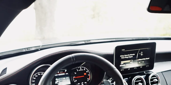 Vstříc rychlosti: pronájem vozu Mercedes Benz C63 AMG na 5–24 hodin i 3 dny