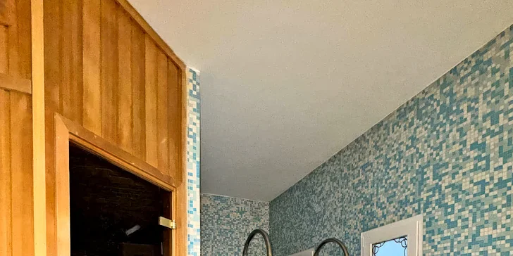 Hodina privátní finské sauny i s půlhodinovou masáží nohou pro dva