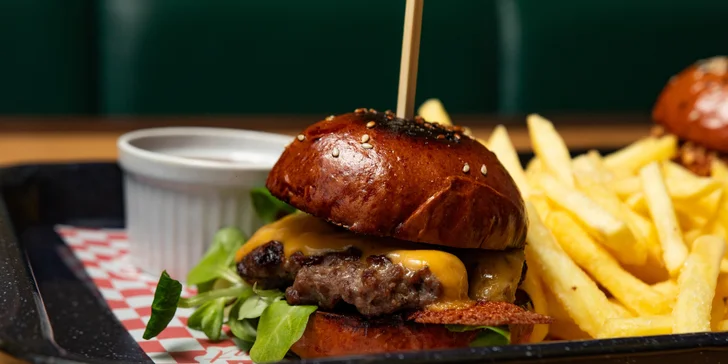 Dejte si do nosu: poctivý hovězí burger s hranolky pro jednoho či pro dva
