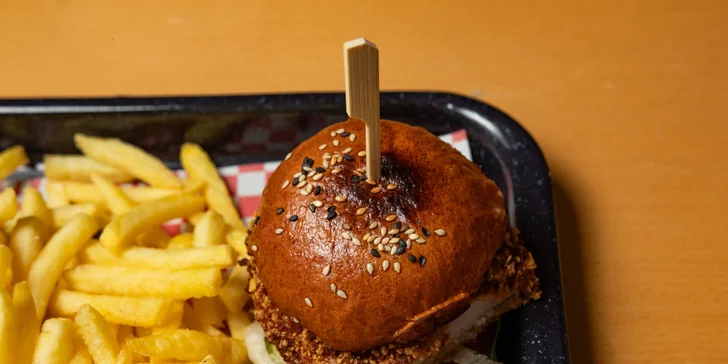 Dejte si do nosu: poctivý hovězí burger s hranolky pro jednoho či pro dva