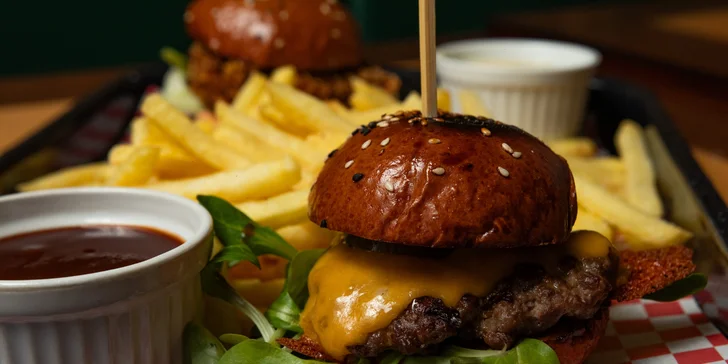 Dejte si do nosu: poctivý hovězí burger s hranolky pro jednoho či pro dva